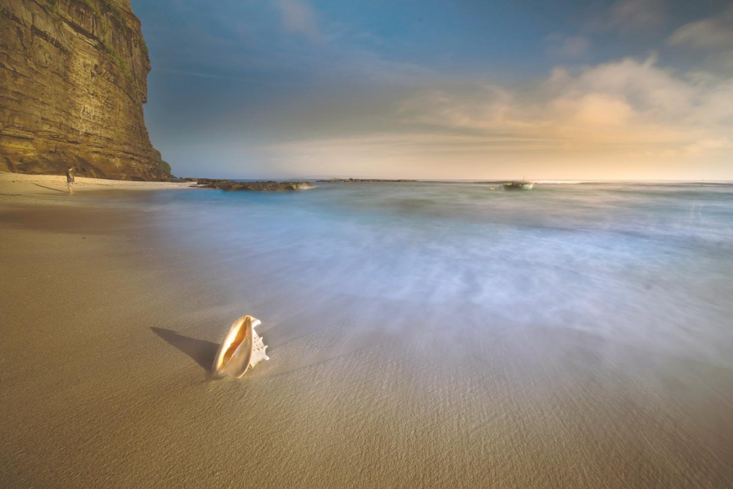 Группа туристов с гидом осматривает исторические достопримечательности