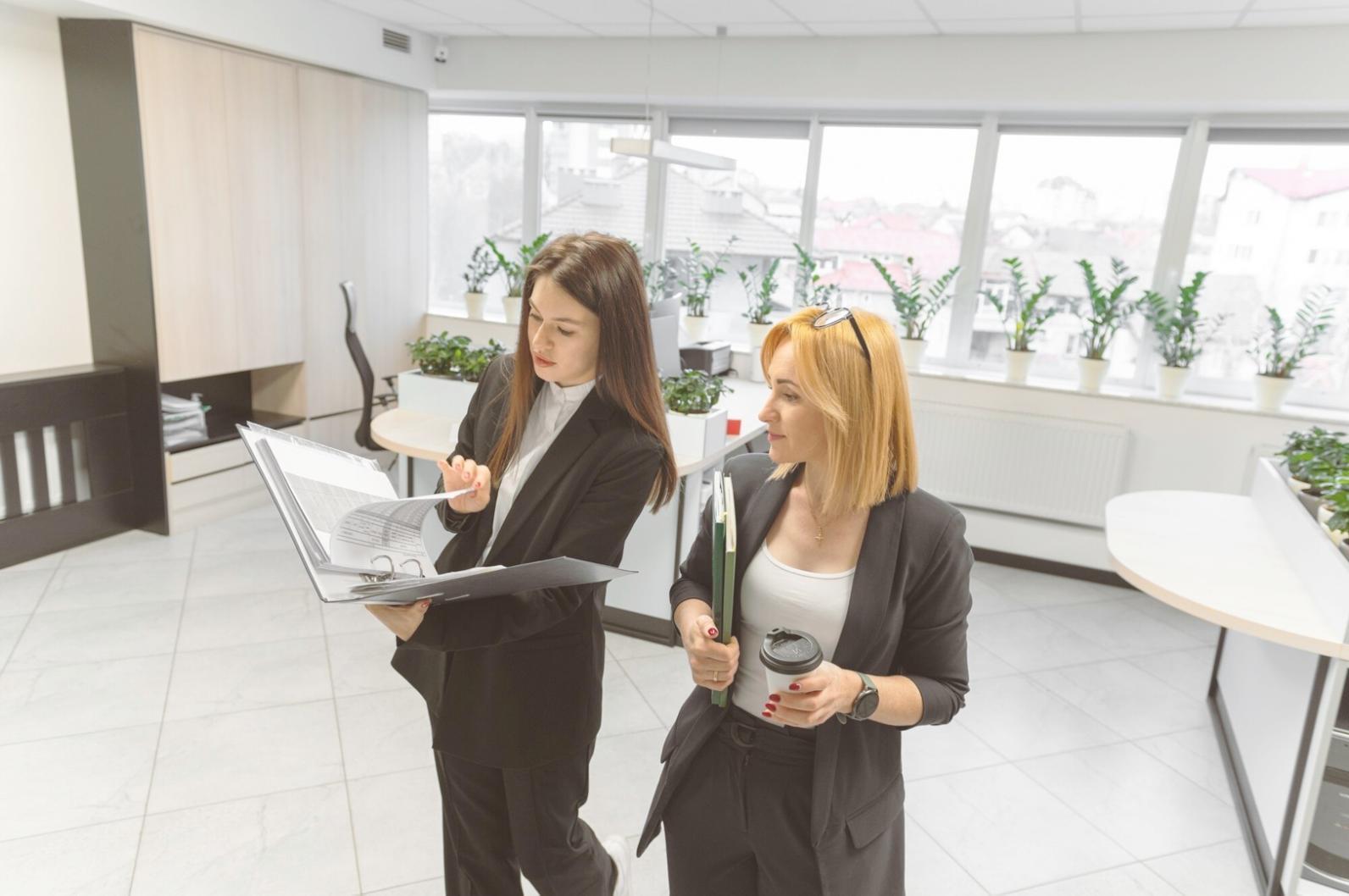 Гид проводит экскурсию для группы туристов в историческом месте