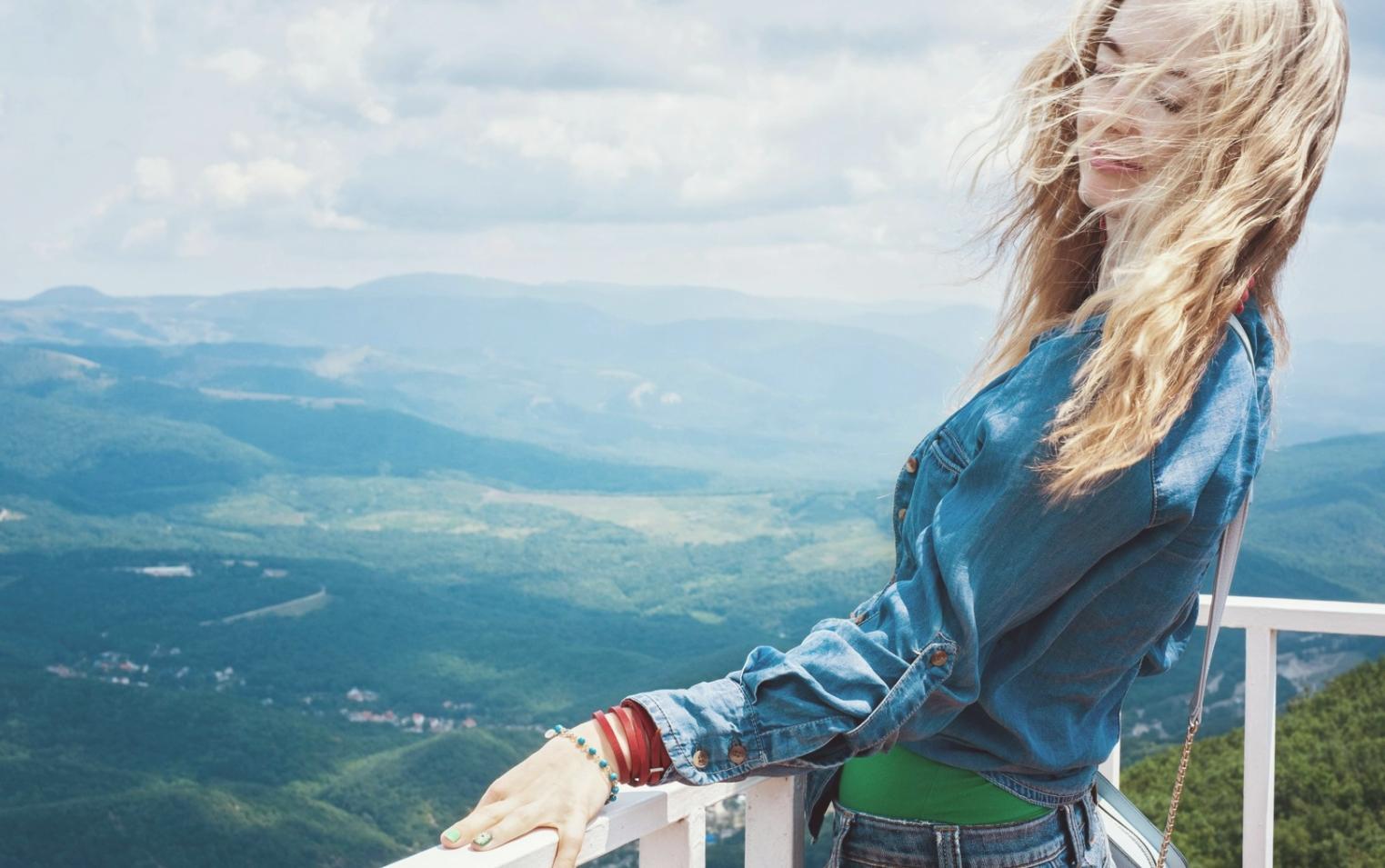 Туристическая группа на экскурсии в живописном месте Турции